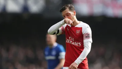Mesut Özil Marco Silva'ya montunu fırlattı