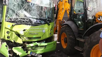 Halk otobüsü ile iş makinesi birbirine girdi: 5 yaralı