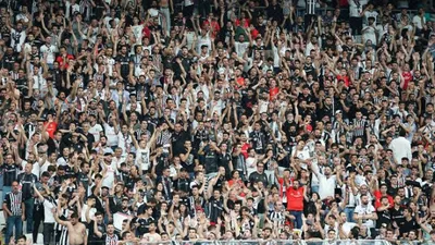 Beşiktaş taraftarı; Yönetimi, hakemi ve Jeremain Lens'i protesto etti