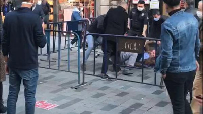 Taksim'de sosyal mesafe kavgası! Tekme tokat birbirlerine girdiler