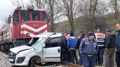 Yük treni, hafif ticari araca çarptı: Ölü ve yaralılar var