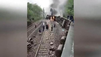 Yolcu treni raydan çıktı: Yaralılar var