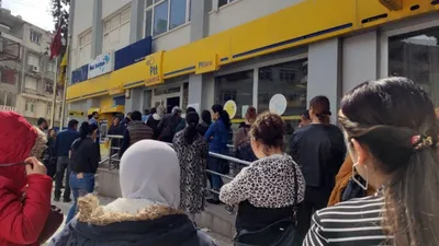 PTT şubesi önünde metrelerce kuyruk