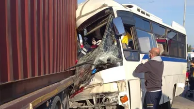 Feci kaza! İşçi servisi TIR'a çarptı: Ölü ve yaralılar var