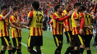 Göztepe'de futbolcular gruplar halinde çalıştı