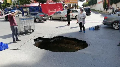 İstanbul'da yol çöktü, faciadan dönüldü