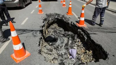 Sultangazi'de yol çöktü