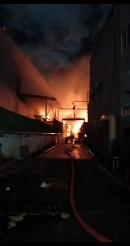 Tuzla'da madeni yağ fabrikasında yangın çıktı - Resim: 1