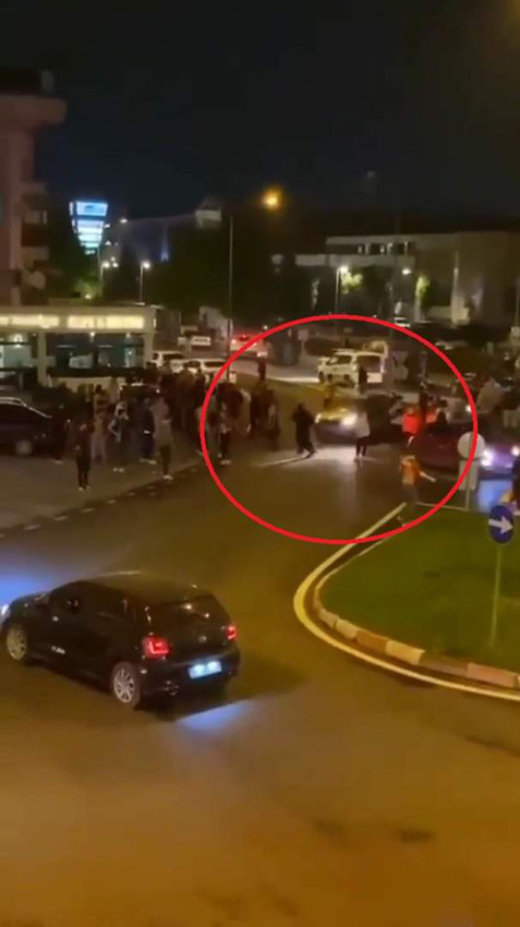 Otomobiliyle kutlama yapanların arasına daldı - Resim: 2