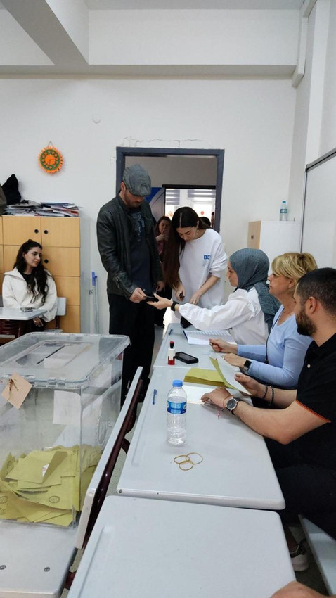 Ünlü isimler oylarını kullandı: Serenay Sarıkaya'nın seçim kombini olay oldu - Resim: 3