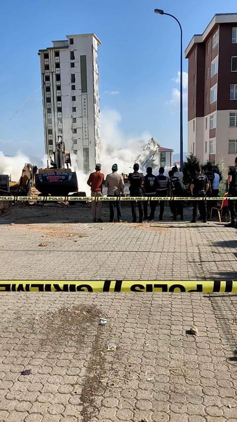 Kahramanmaraş'ta hasarlı bina sağlam binanın üzerine devrildi - Resim: 3