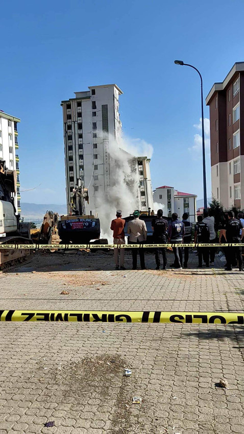 Kahramanmaraş'ta hasarlı bina sağlam binanın üzerine devrildi - Resim: 1