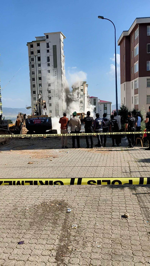 Kahramanmaraş'ta hasarlı bina sağlam binanın üzerine devrildi - Resim: 2
