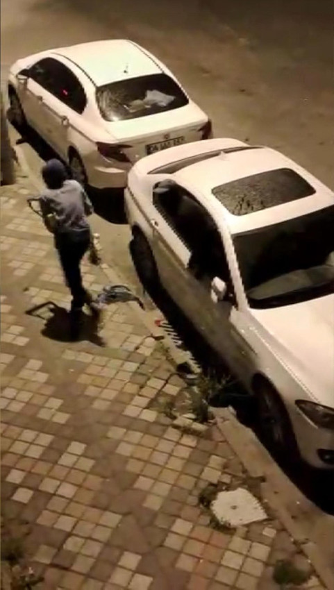 Oto farelerine balkondan patates fırlattı; onlar da taş attı - Resim: 2
