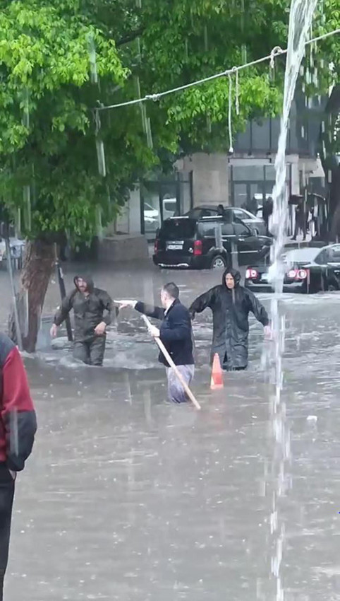 Ankara'da korkulan oldu! Sağanak yağış fena vurdu - Resim: 1