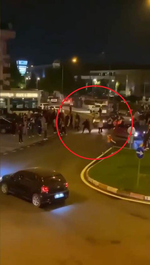 Otomobiliyle kutlama yapanların arasına daldı - Resim: 3