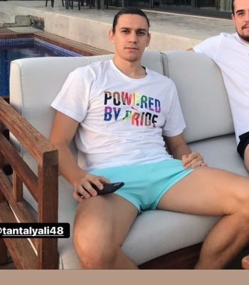 Galatasaraylı oyuncunun LGBT tişörtü olay oldu - Resim : 1