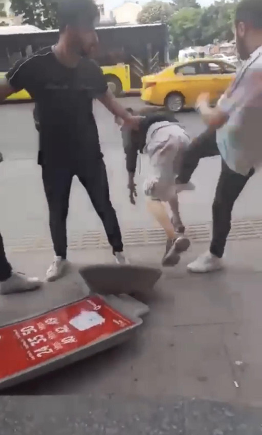 Köpeği yola atmak isteyen kişiye meydan dayağı - Resim: 4