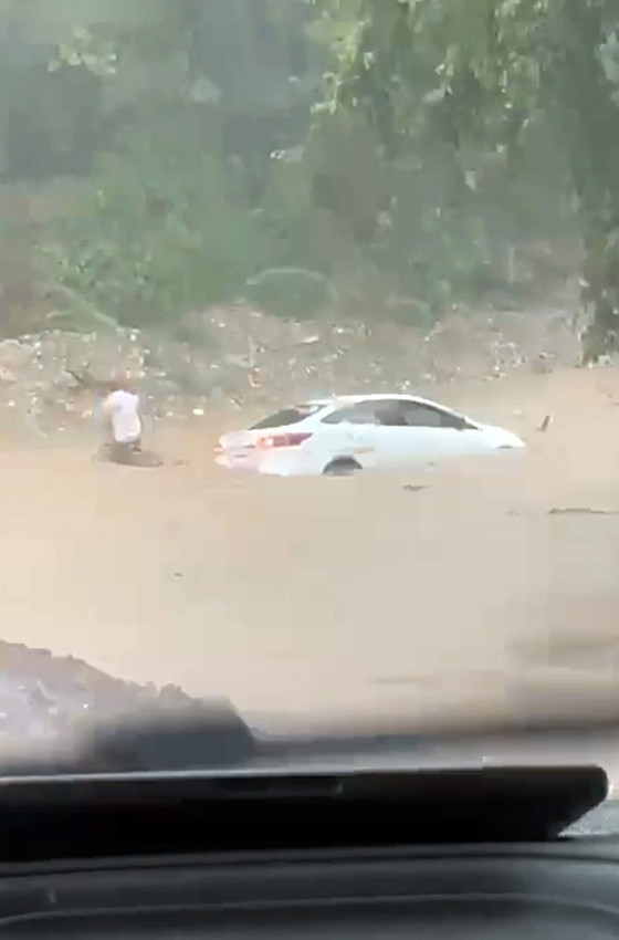 Antalya kabusu yaşıyor! Şehir sular altında, araçlar sürüklendi - Resim: 2