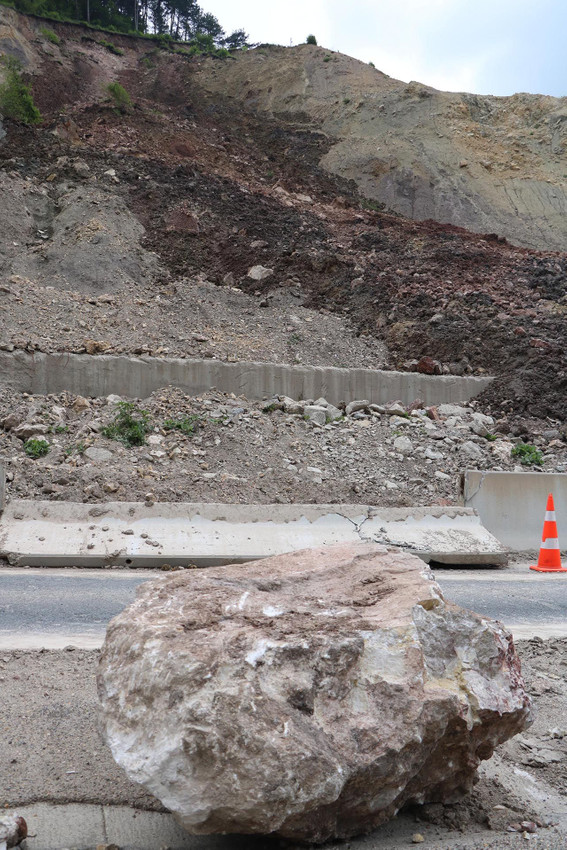 Dağdan kopan kayalar yolu kapattı - Resim: 2