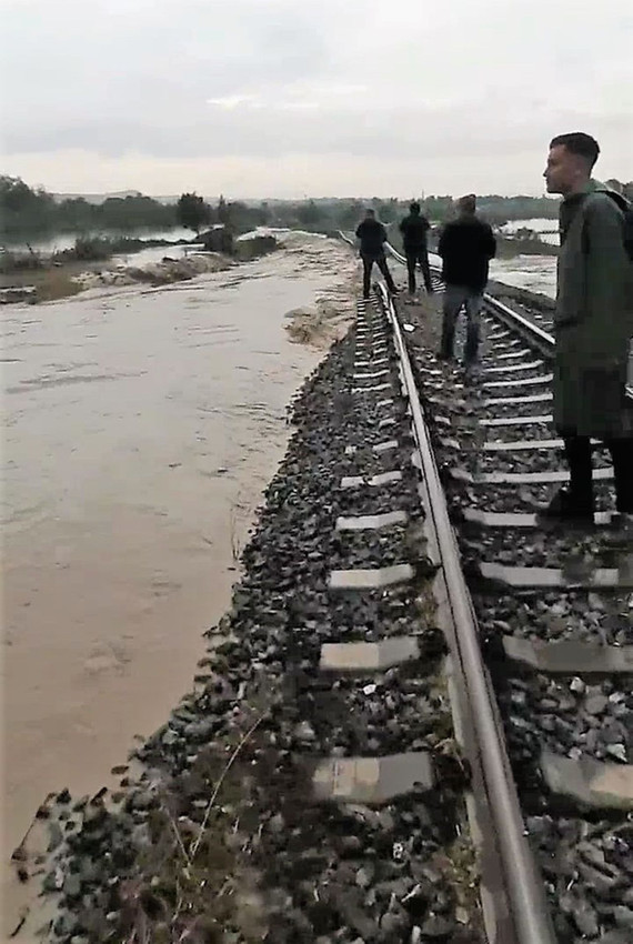 Denizli'de treni durduran vatandaşlar bir faciayı vatandaşlar önledi! - Resim: 2