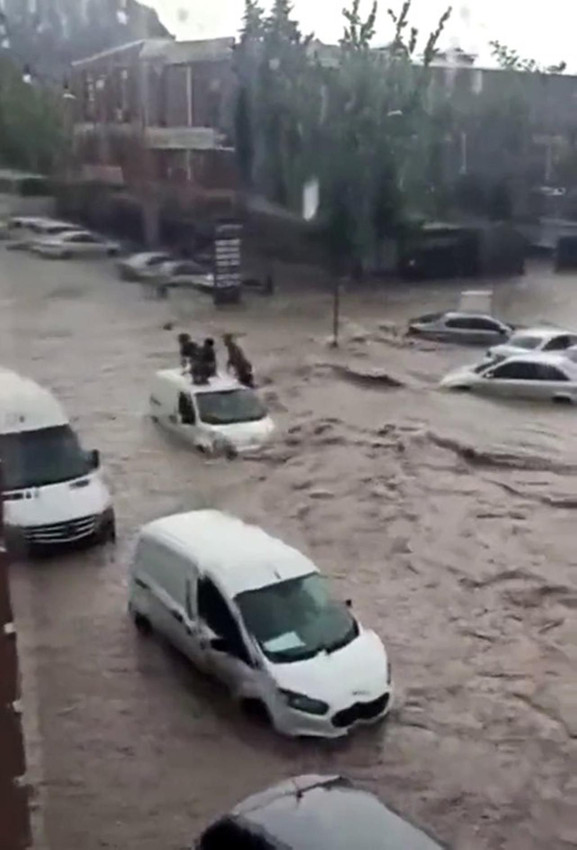 Ankara'da sokaklar göle döndü - Resim: 1