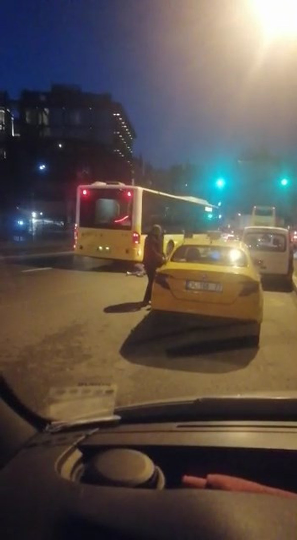 İstanbul'da taksici dehşeti: Kadın yolcuyu otobüsün altına itti - Resim : 1