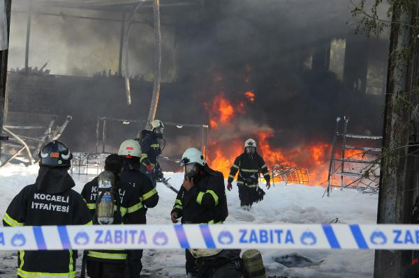 Kocaeli'de fabrikanın deposunda yangın: 5 gözaltı - Resim : 1
