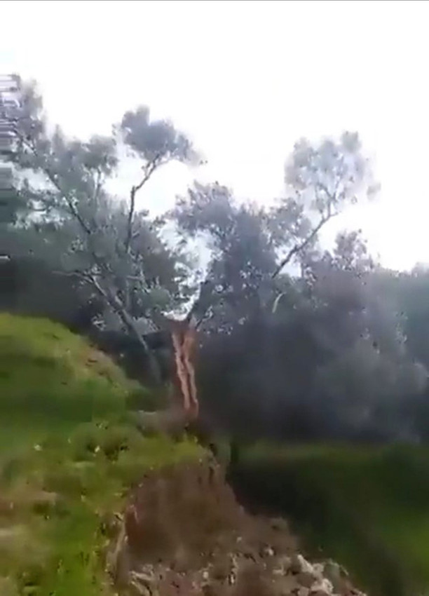Deprem ikiye bölüp, 10 metre taşımış! Gören gözlerine inanamadı - Resim: 2