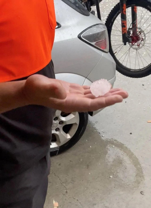 Hava bir anda soğudu, 16 cm'lik dolu yağdı! - Resim: 3