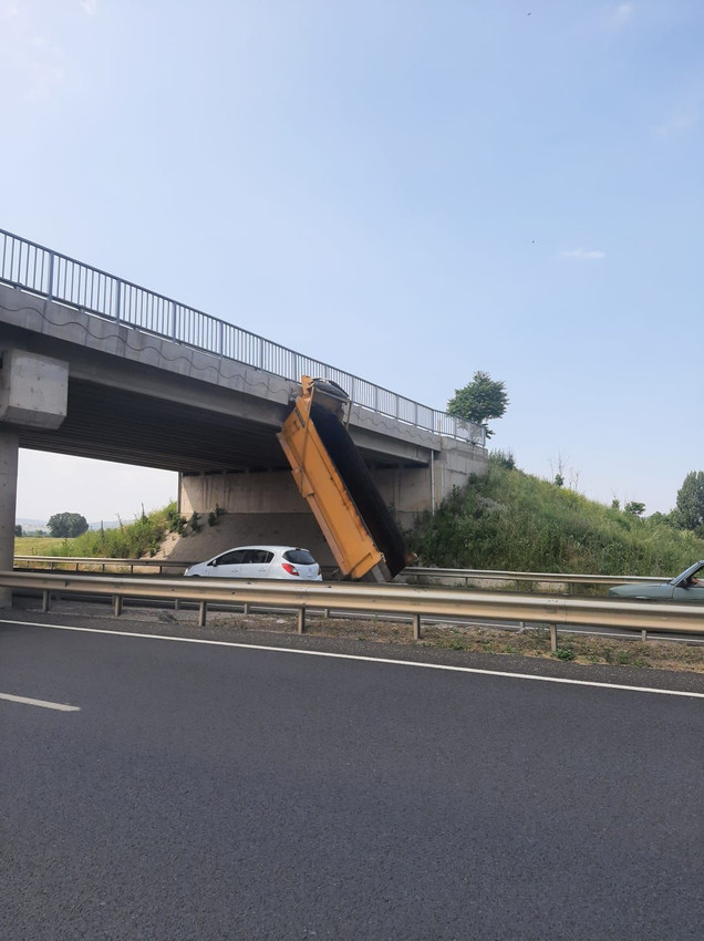 Açık unutulan damper köprüde asılı kaldı - Resim: 2