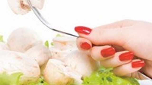 Ojeli Parmaklarla Yemek Yapmayin Saglik