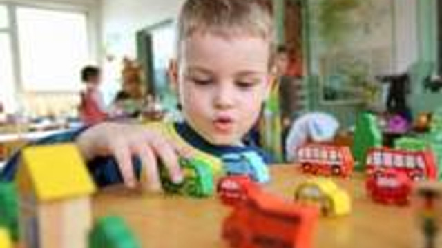 Cocugun Konusmasina Yardimci Olmak Icin Kadin