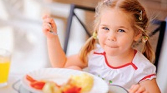 Yemek Yemeyen Cocugu Zorlamayin Kadin