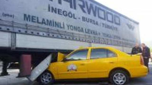 Ticari Taksi Tirin Altina Girdi 3 Yarali Guncel