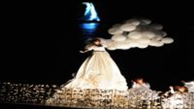 Seyhan Nehri Üzerindeki Tiyatro Festivalinin Açılış Gösterisi Büyüledi