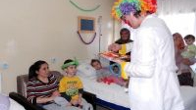 Eglence Doktorlari Hastanelerde Hasta Cocuklari Eglendiriyor Saglik