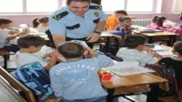 Polis Amcalardan Okula Yeni Baslayan Minik Ogrencilere Hediye Guncel