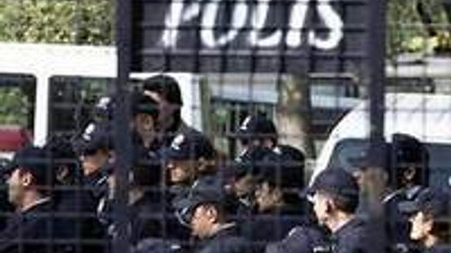 Polisten Gazeteciye Telsiz Yasagi Guncel