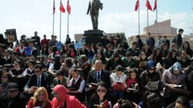 Meydan kitap kurtlarıyla doldu