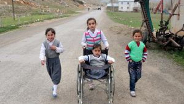 Kucuk Esma Engelli Amca Kizini Tekerlekli Sandalyede Okula Goturuyor Guncel