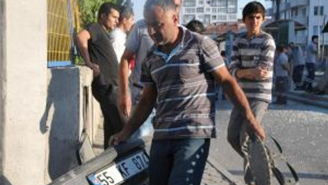Otomobil Tramvay Durağına Çarpıp Ters Döndü