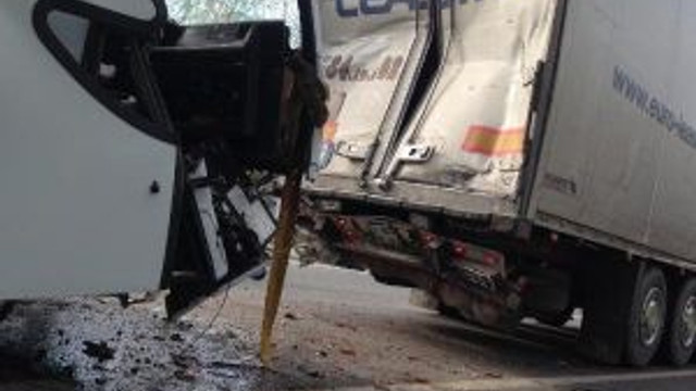 otobus tir a arkadan carpti 2 si agir