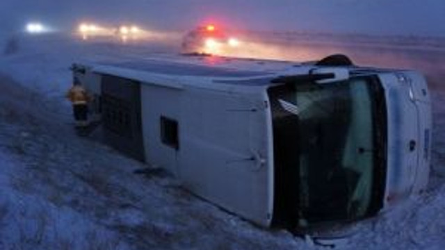 Firtina Seyir Halindeki Yolcu Otobusunu Yan Yatirdi 8 Yarali Guncel