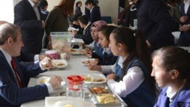 Sarikamis Kaymakamligi 215 Ogrenciye Yemek Verecek Guncel