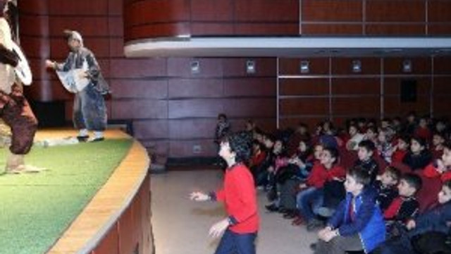 Tiyatroda yaşlı teyzenin hareketi herkesi güldürdü !