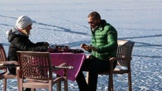 Donan Mogan Golu Uzerinde Esi Ile Birlikte Kahvalti Yapti Guncel