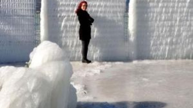 Egirdir Golu Kiyisindaki Agaclar Masa Ve Sandalyeler Buz Tuttu Guncel