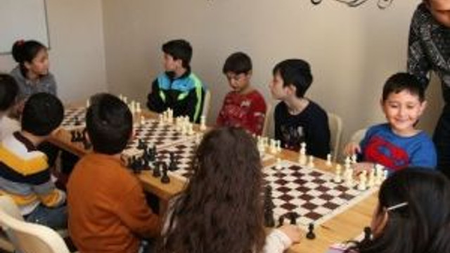 Cocuklara Emek Genclik Merkezi Nde Satranc Egitimi Guncel