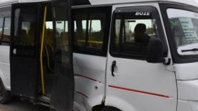 Nusaybin De Polis Araci Minibusle Carpisti 1 Yolcu Yaralandi Guncel